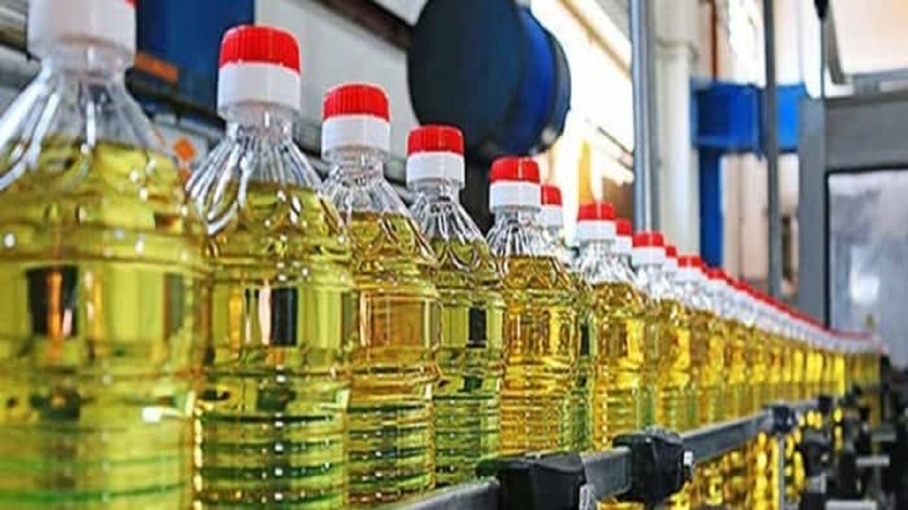Тонна подсолнечного масла. Растительное масло производство Иран. Very expensive Vegetable Oil Price shop photo.