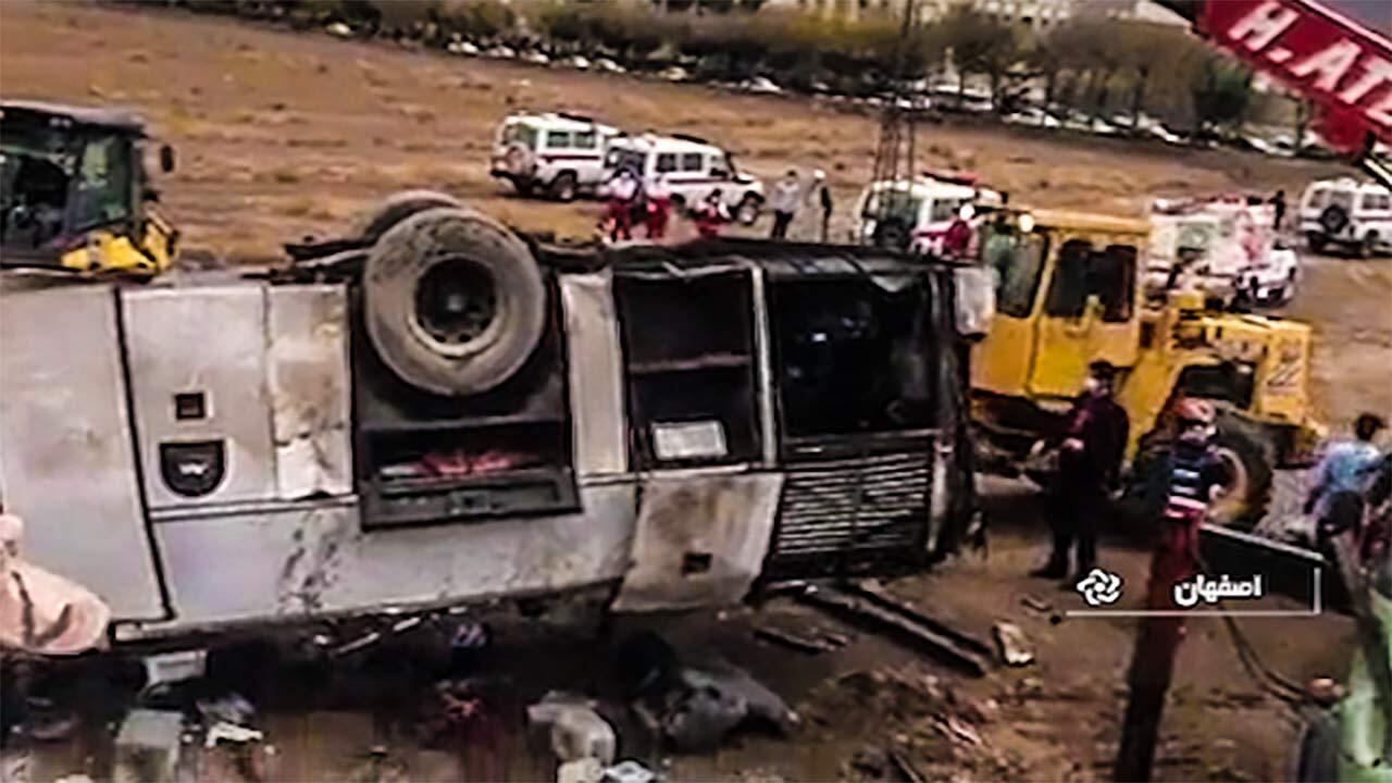 صحنه‌هایی از حادثه واژگونی اتوبوس در کمربندی خمینی شهر