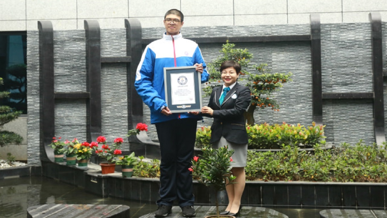 پسر چینی رکورددار بلندترین قد جهان+ تصاویر