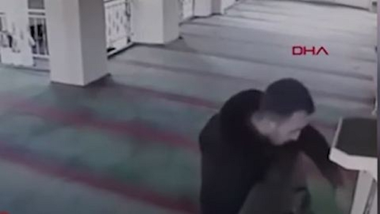 دزدی از مسجد در مقابل دوربین مداربسته + فیلم
