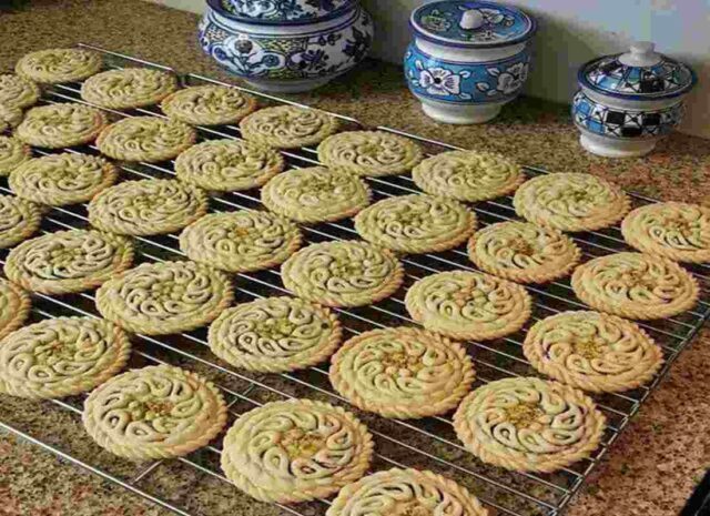 طرز تهیه و فوت و فن شیرینی کلمپه کرمانی خوشمزه به روش سنتی