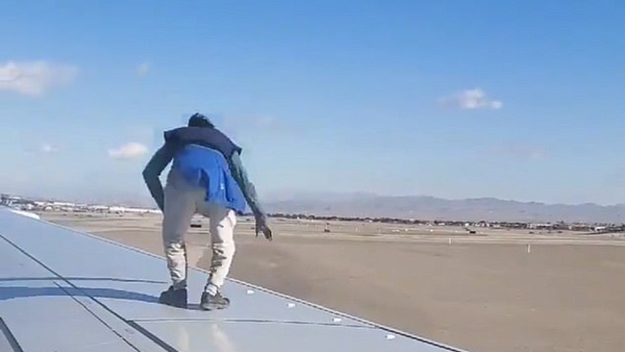 حرکات احمقانه مسافر روی بال هواپیما!