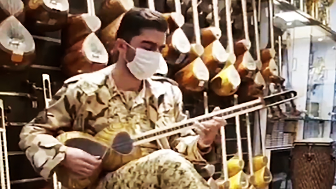 سرباز ایرانی و نواختن یک ساز ناب ایرانی + فیلم