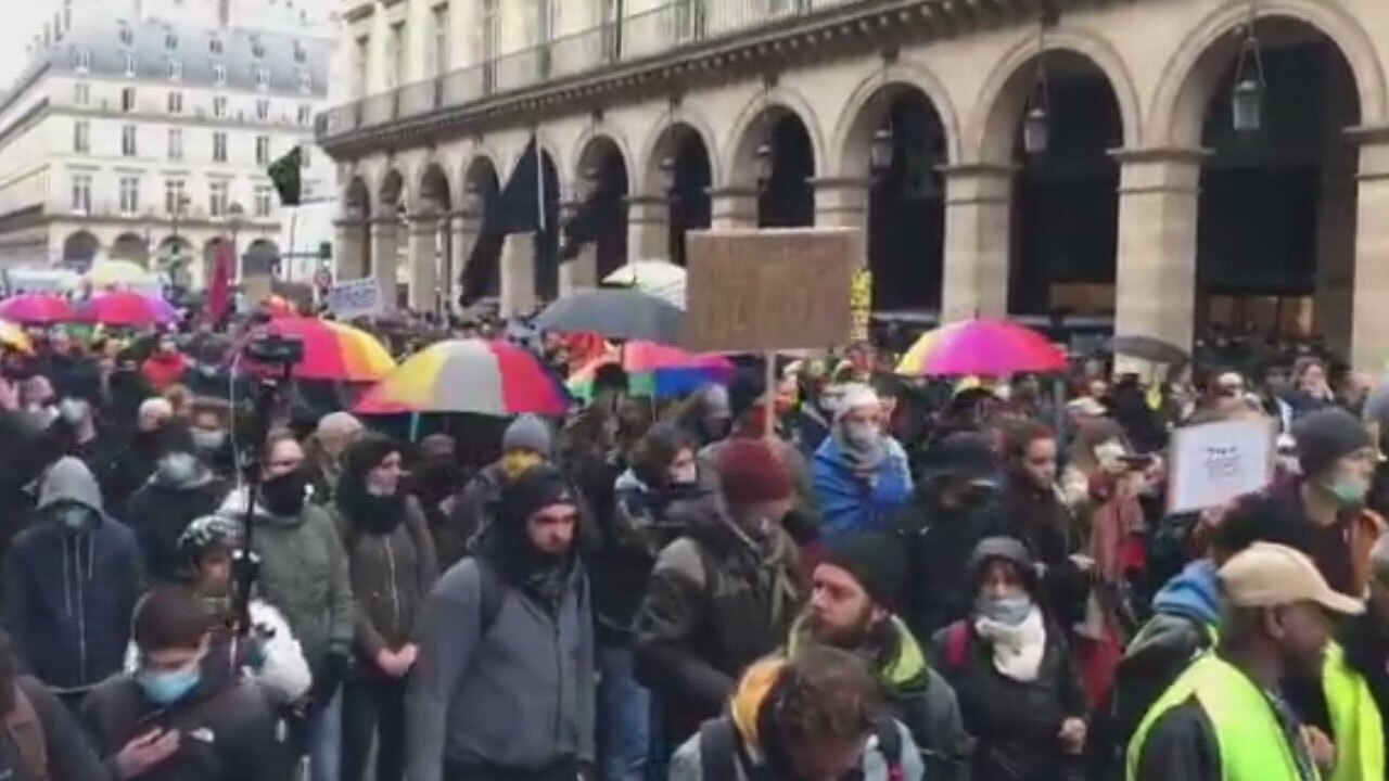 تصرف خیابان‌های پاریس توسط جلیقه‌زردهای معترض به مکرون 