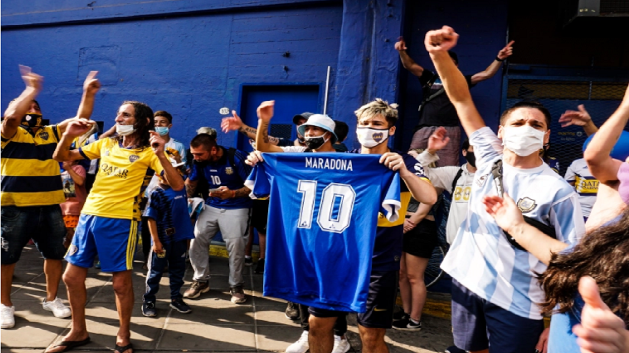 ادای احترام هواداران به اسطوره آرژانتینی/ طرفداران دیگو: مارادونا همیشه دل ما را شاد کرده است