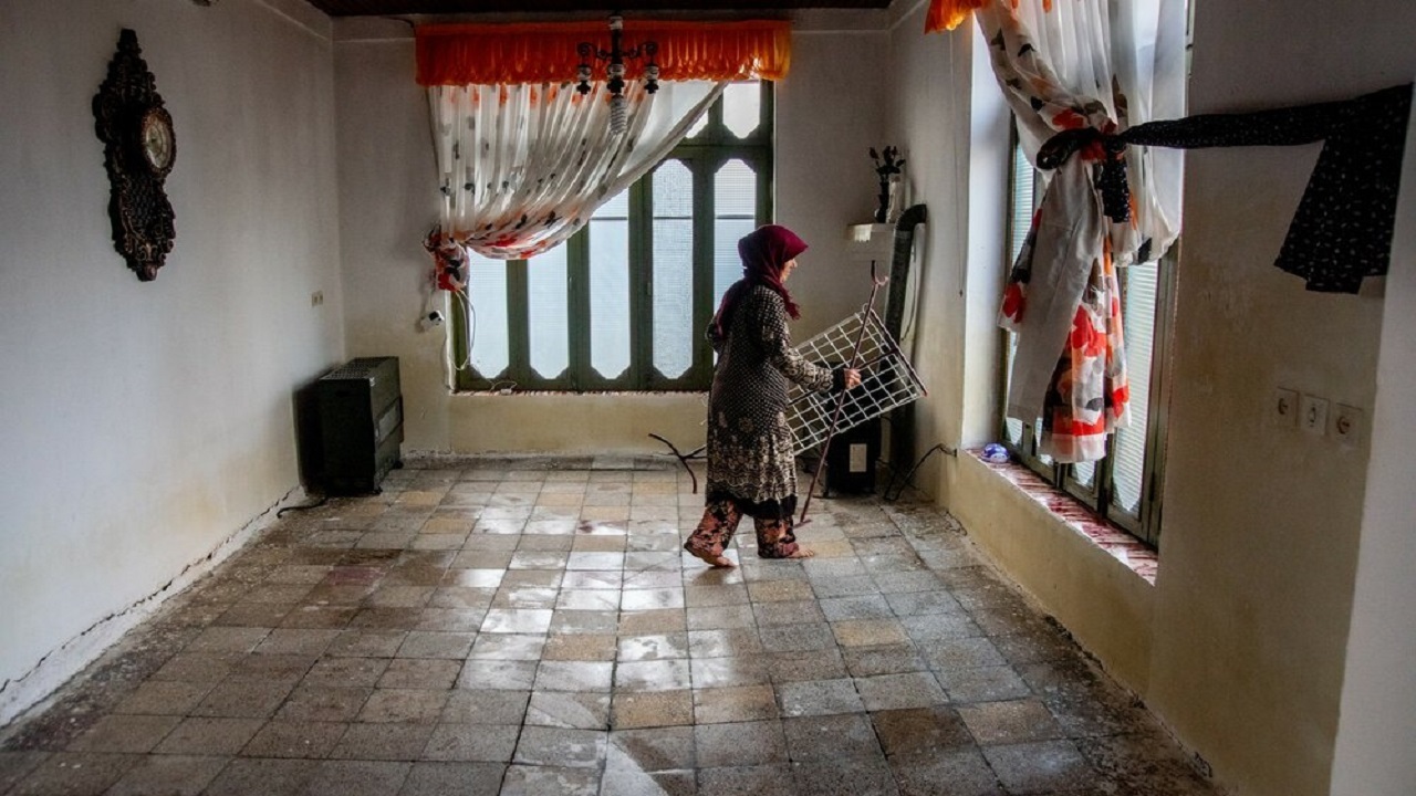 مادر بی سرپناه مسجدسلیمانی و اضطراب جمعه بارانی که دلش را چنگ می‌زند