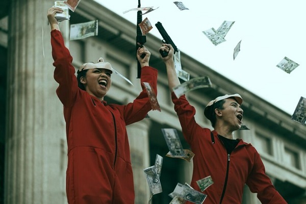 یک زوج جوان گریم سریال Heist Money را برای عکاسی انتخاب کردند.