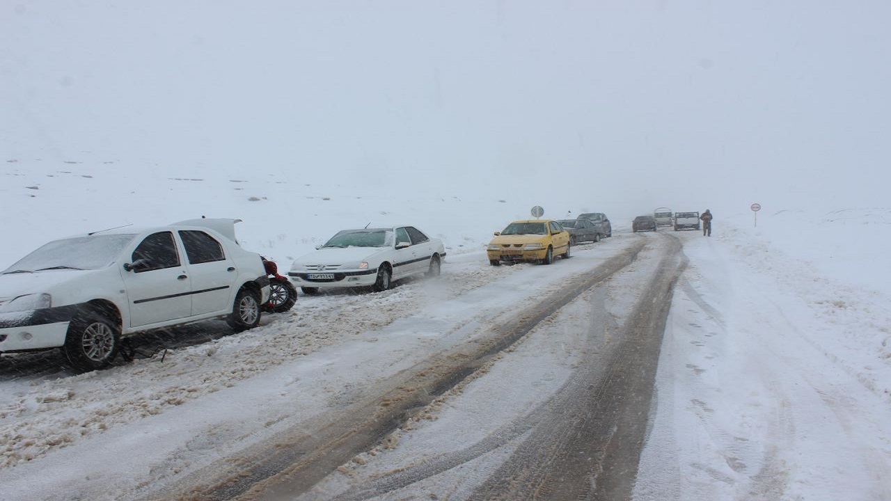 بارش برف و مه آلودگی جاده ها/ازسفرهای غیرضروری بپرهیزید