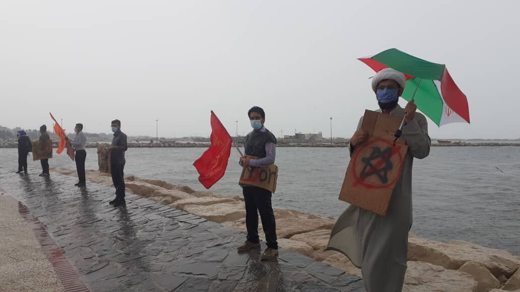 زنجیره انسانی برای محکومیت ترور شهید فخری‌زاده در ساحل بوشهر