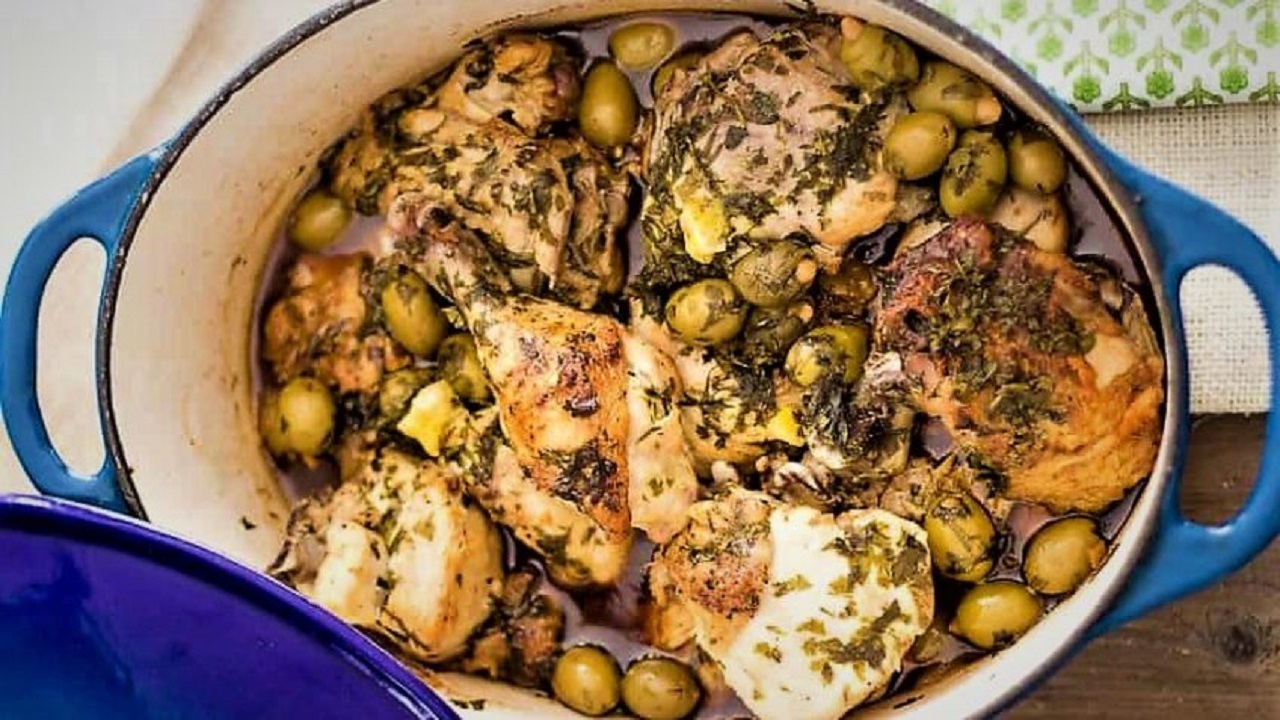 خورش مرغ و زیتون لبنانی؛ یک غذای خوشمزه و مقوی برای افطار و سحر