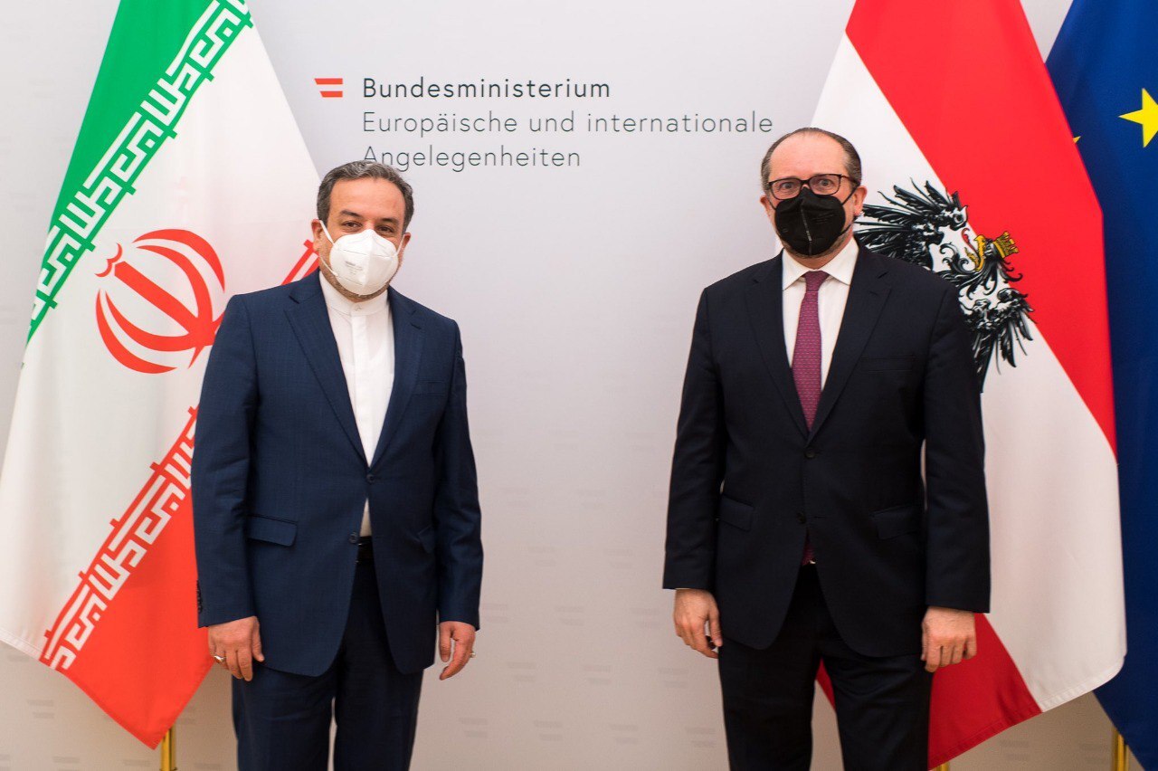 تاکید عراقچی بر لزوم رفع کامل تحریم‌ها در دیدار با وزیر خارجه اتریش