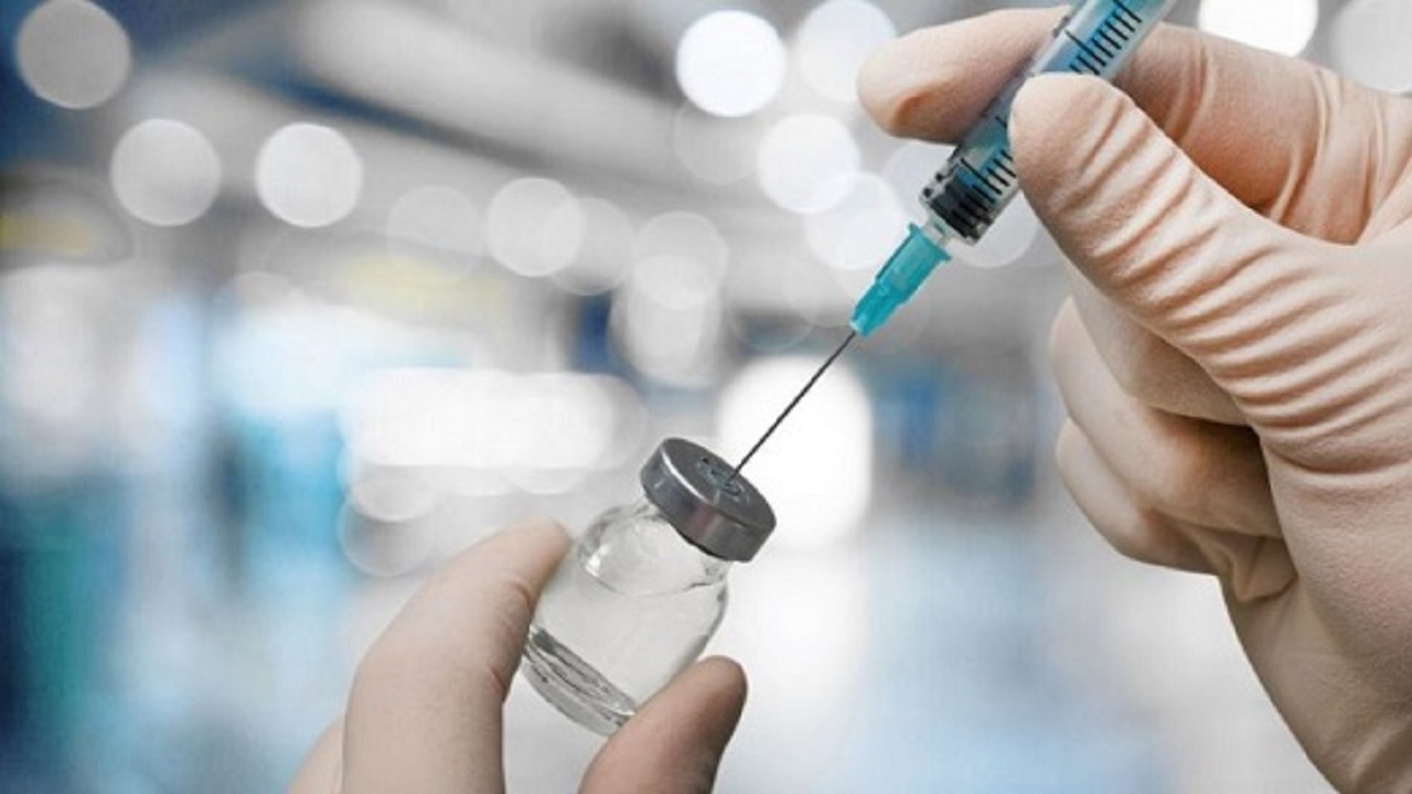 پزشکان اهوازی علیه کرونا واکسینه شدند