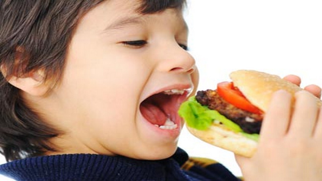 افزایش ۴۰ درصدی حجم و کالری مواد خوراکی یکی از علل چاقی کودکان