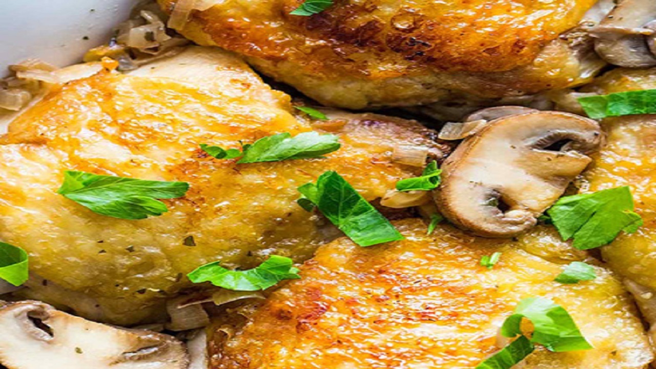 طرز تهیه ران مرغ سوخاری با سس قارچ و پیاز؛ یک پیشنهاد خوشمزه
