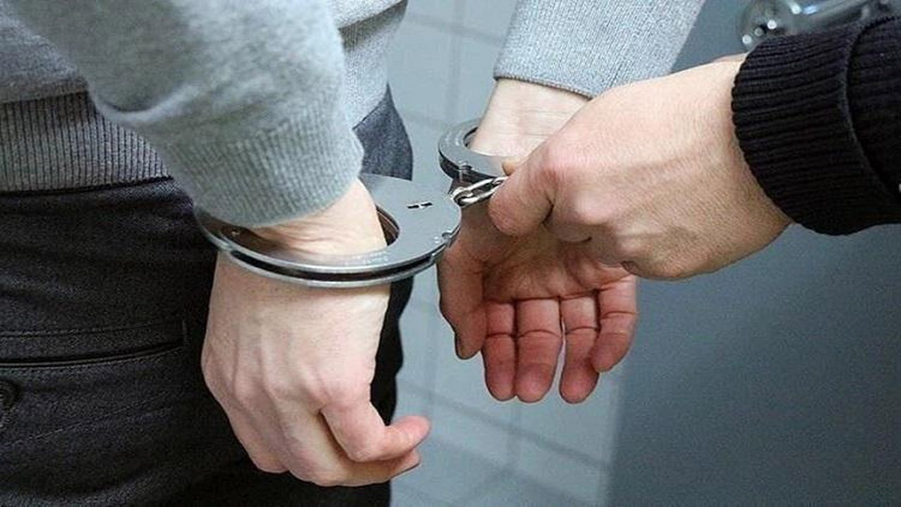 سارق سابقه دار شب رو با ۱۰ فقره سرقت در اسفراین دستگیر شد