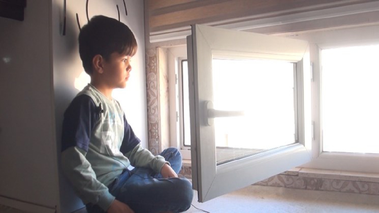کودکی در همدان که مردم را به خدا دعوت می‌کند/ عاشقان پنجره باز است اذان می‌گویند