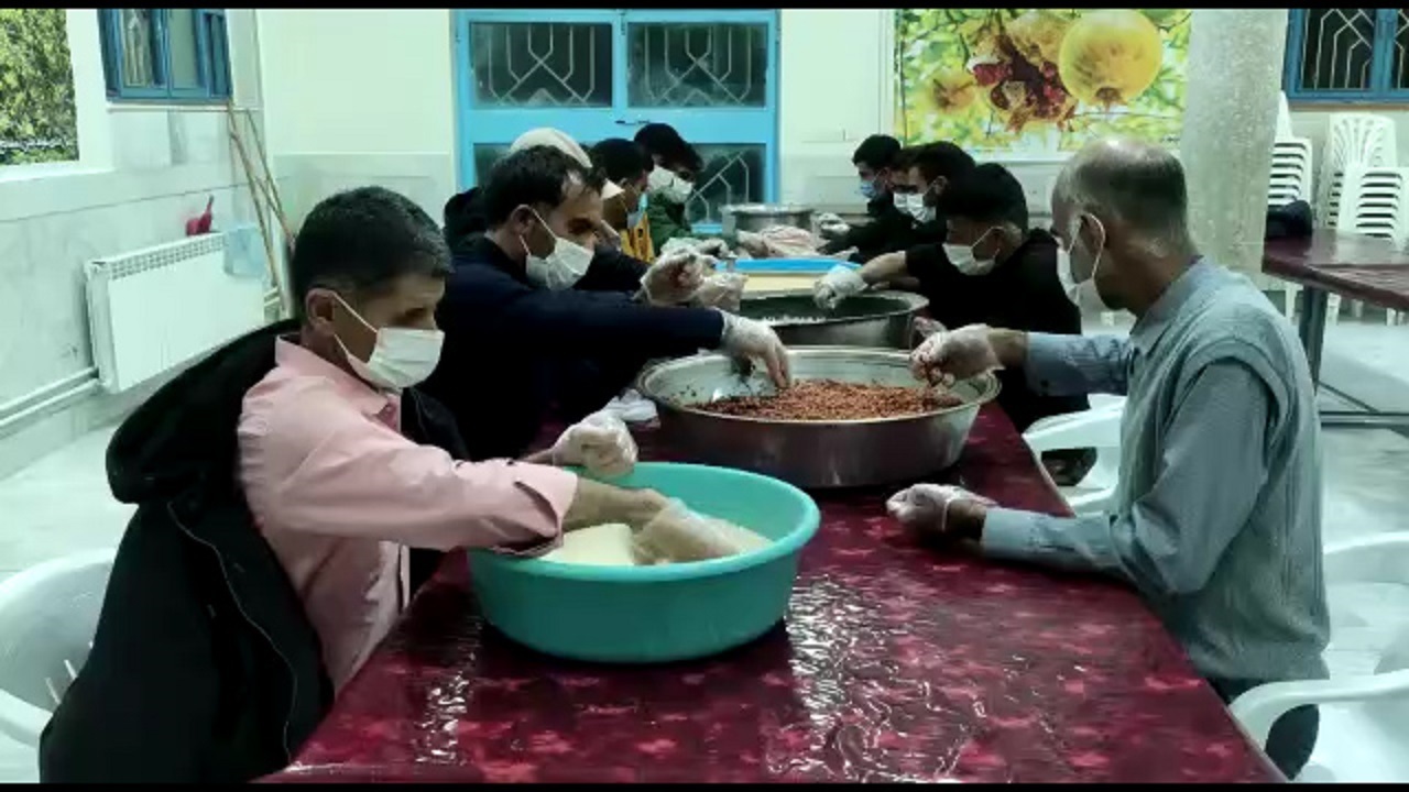 پخت غذای نذری در ناغان به مناسبت شهادت حضرت فاطمه (س) + فیلم
