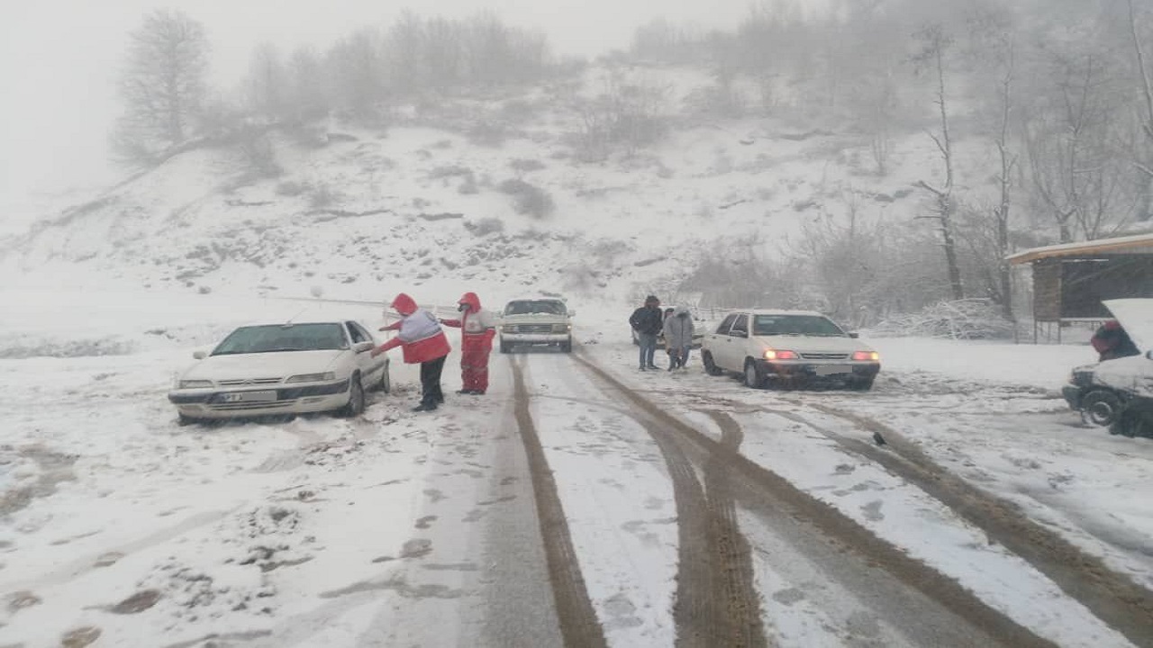 امدادرسانی هلال احمر گیلان به ۱۸ خودروی در راه مانده ناشی از برف