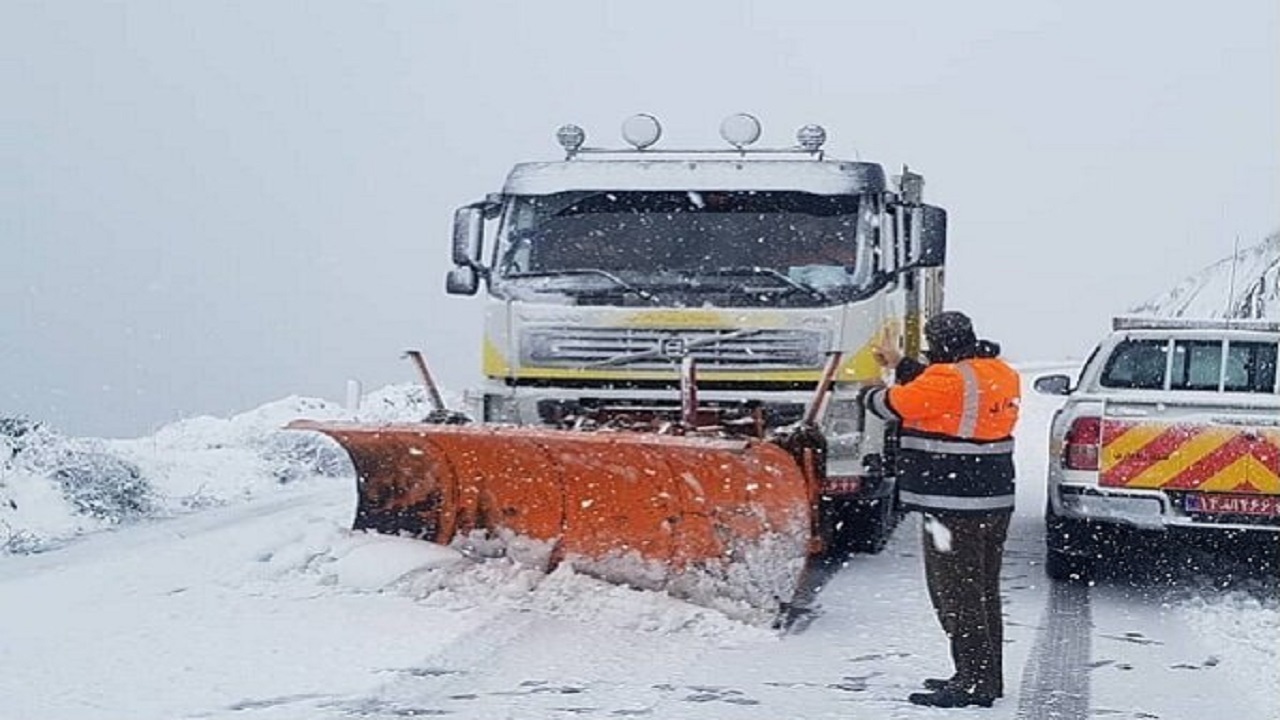 برف راه ۹۴ راه روستایی در آذربایجان غربی را مسدود کرد/تردد در محور‌های اصلی استان جریان دارد