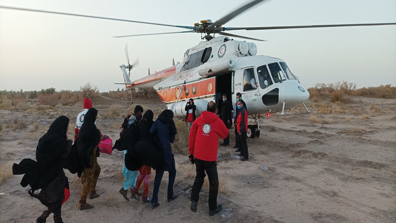 امداد رسانی هوایی به سیل زدگان ریگانی/تخریب ۳۵۰ کیلومتر راه روستایی