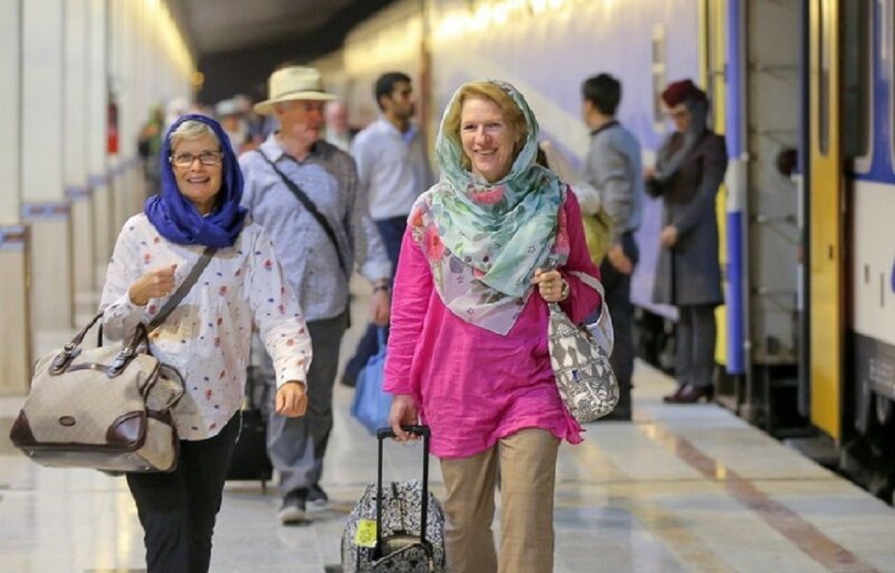 Arrived european. Добро пожаловать в Иран. Иран туризм. Иранц арцра. В чем ехать в Иран.