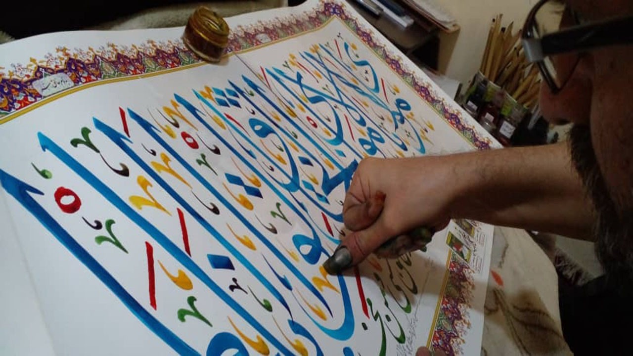 خلق اثر خوشنویسی با ناخن انگشت شست به مناسبت میلاد حضرت علی (ع) + تصاویر