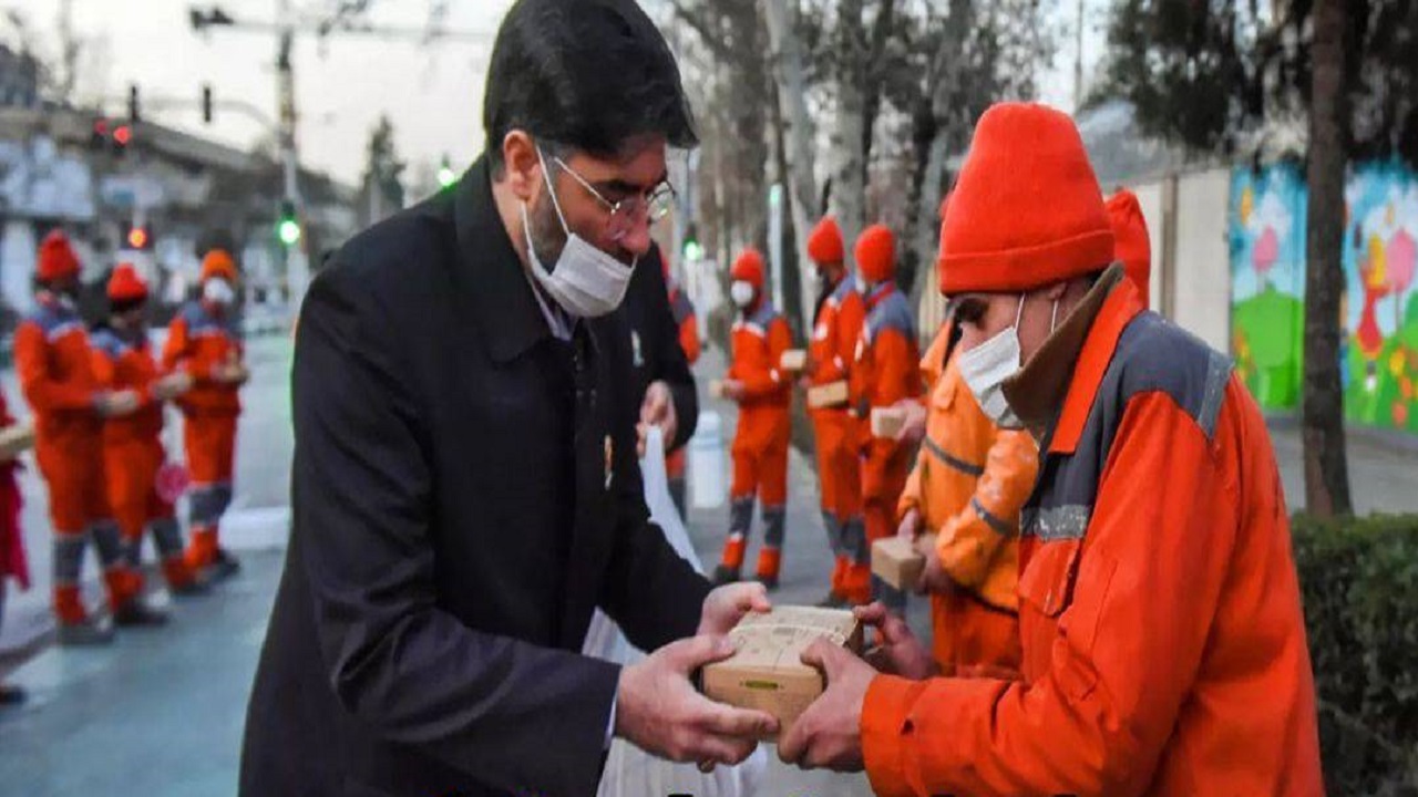 تقدیر آستان نور از کارگران شهرداری در آستانه سال نو+عکس