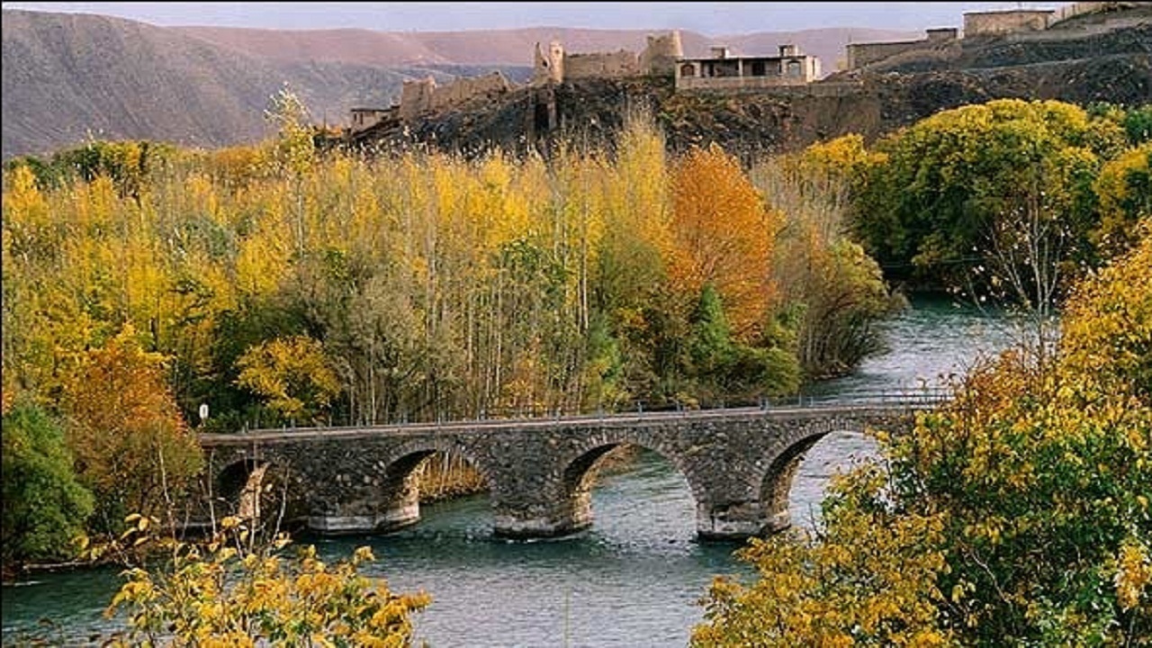 پل سنگی هوره با تیرک‌های چوبی