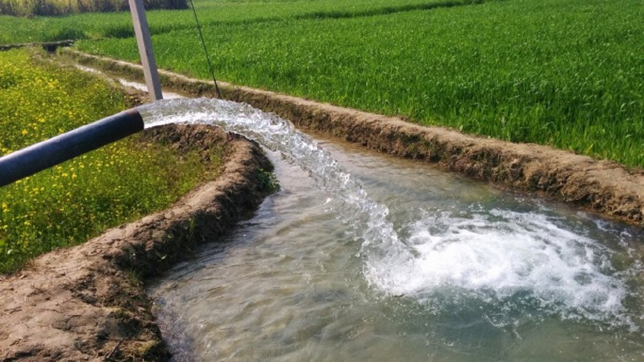 Полив водой из реки. HDPE Pipe Irrigation Systems. Каналы для орошения полей. Орошение водоемов. Канава для полива полей.