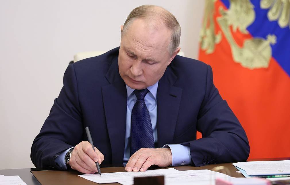 پوتین فرمان اقدامات ویژه اقتصادی علیه آمریکا و متحدانش را امضا کرد