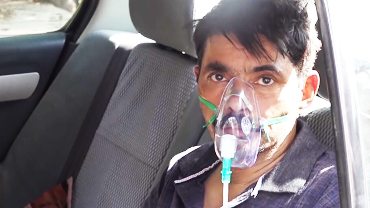 اکسیژن رسانی به مردم در خیابان‌های هند + فیلم