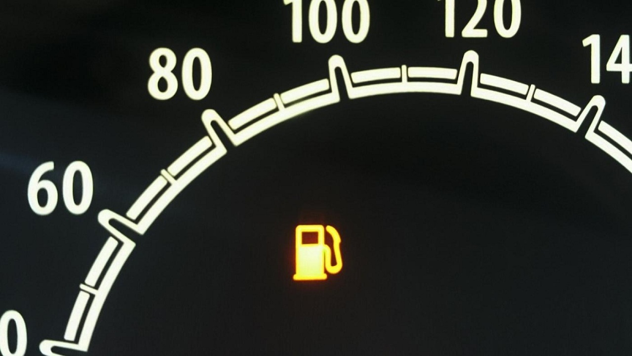 چند کیلومتر بعد از روشن شدن چراغ بنزین خودرو می‌توان رانندگی کرد؟
