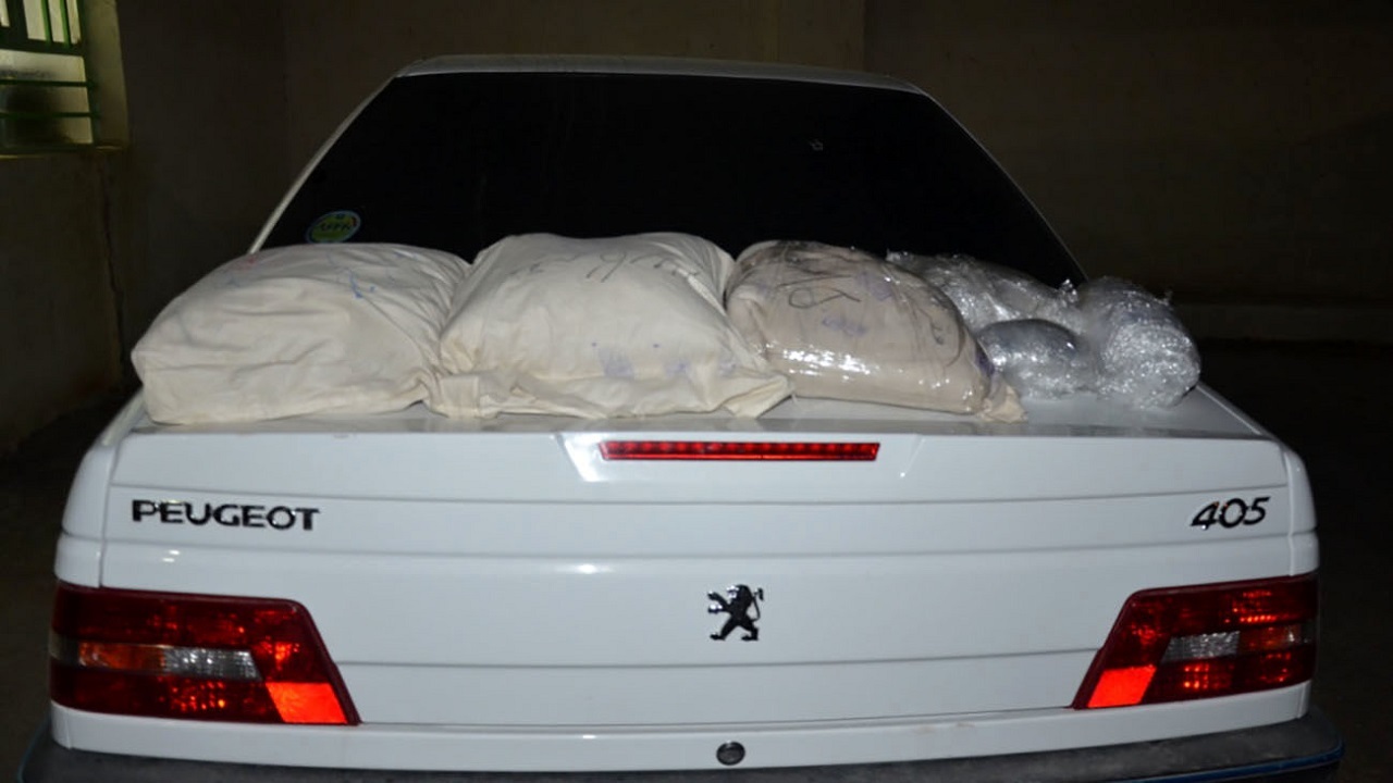 توقیف خودروی سواری با بیش از ۲۰۰ کیلوگرم حشیش در مهریز