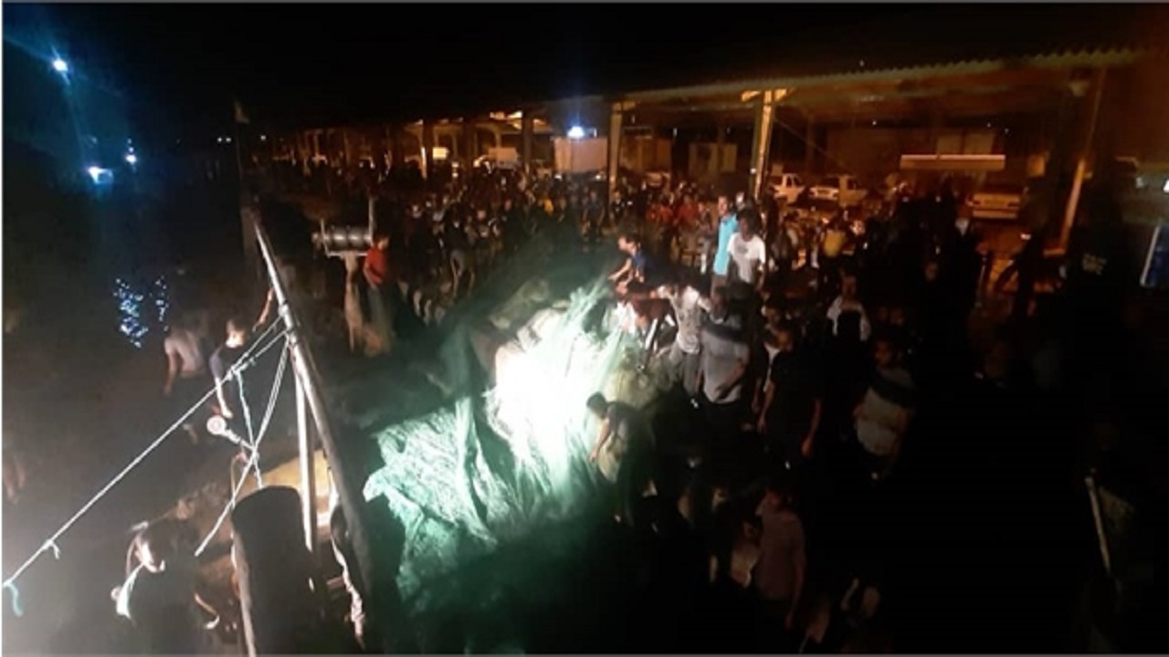 آتش سوزی لنج صیادی در تنگستان مهار شد