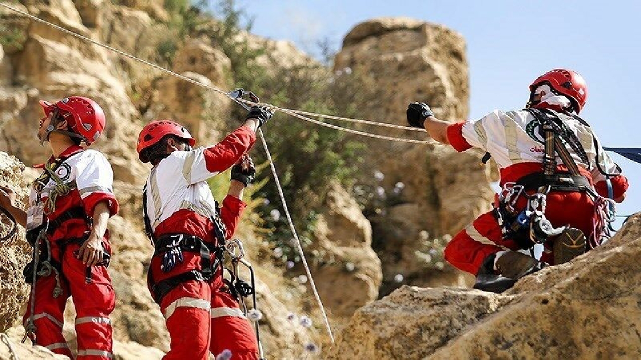 رهایی چوپان مصدوم در ارتفاعات بویراحمد با کمک امدادگران
