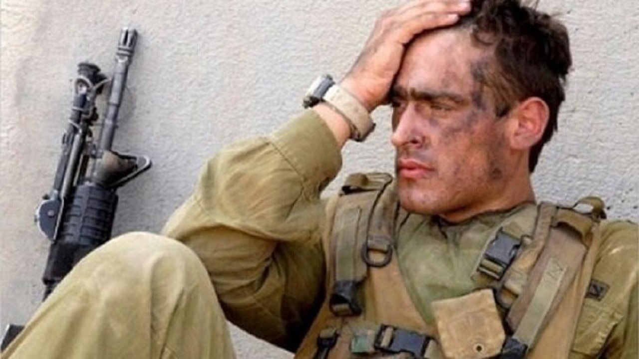 Уставшим от войны. Американский солдат плачет.