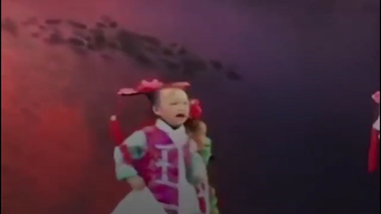 ویدئویی از یک  کودک چینی‌ که گریه می کند و اجبارا می رقصد!