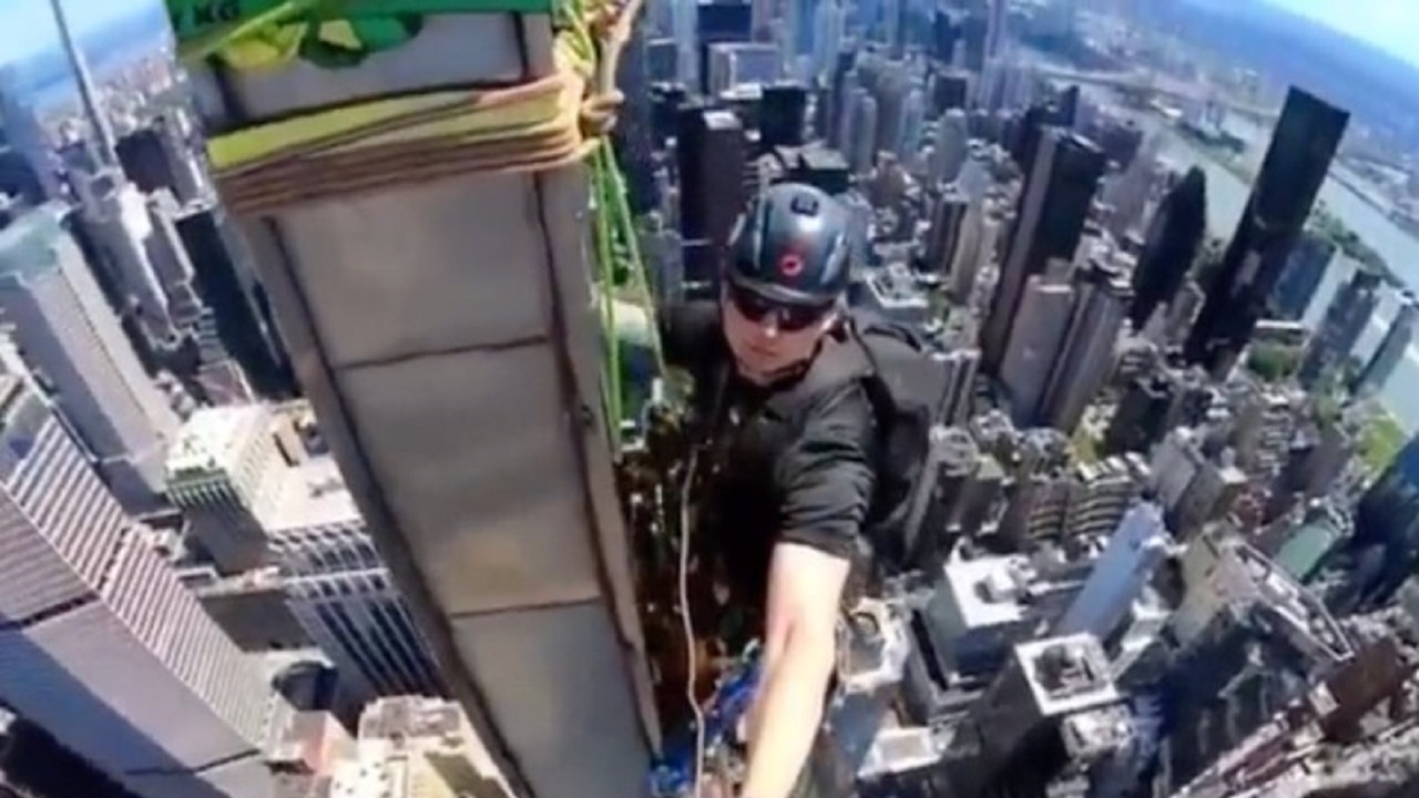 ویدئوی سلفی خطرناک کارگر در نوک آسمانخراش!