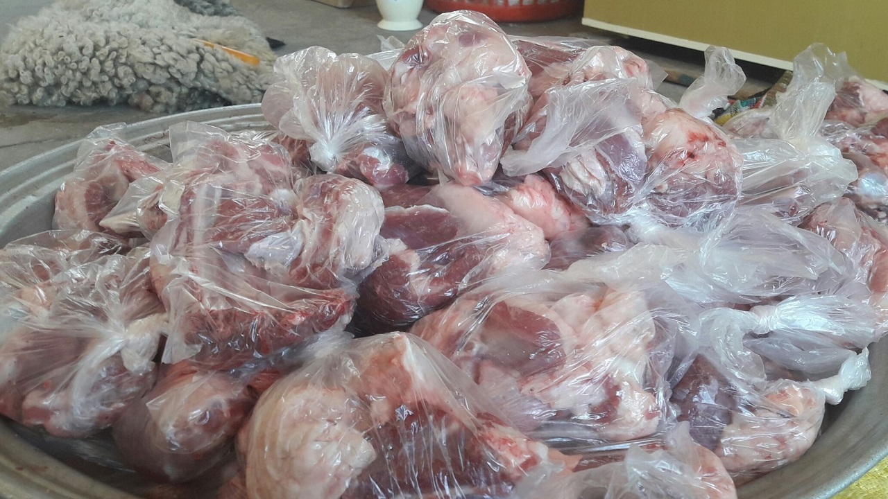 اهدای گوشت قربانی ۱۵۰ رأس گوسفند به آسایشگاه سالمندان رشت