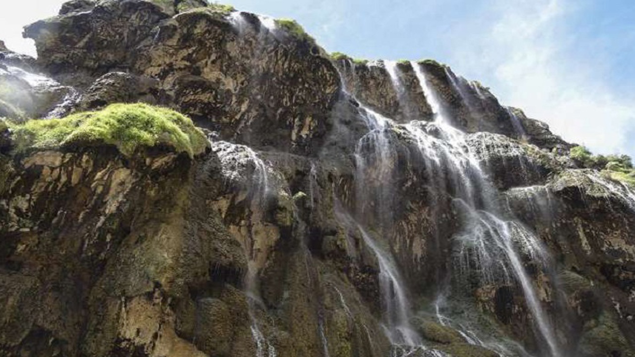 چشم‌اندازی زیبا از آبشار کمردوغ در کهگیلویه و بویراحمد + فیلم