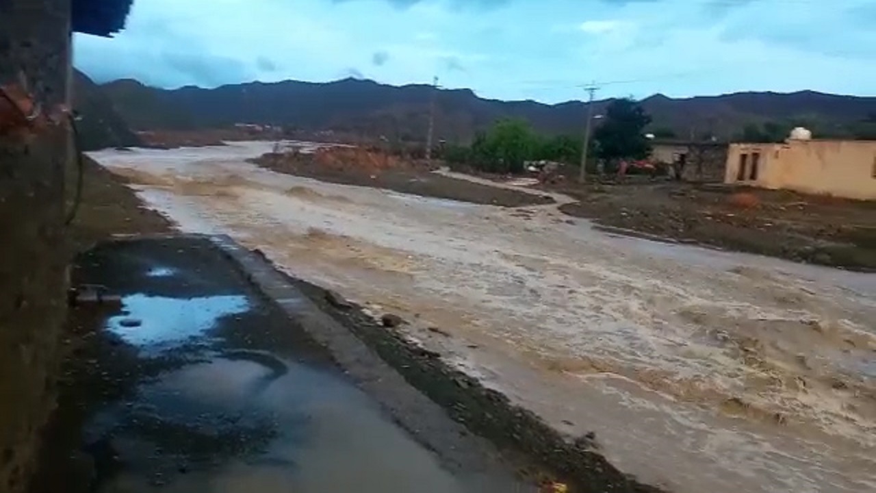 باران تابستانه و سیلی که در شهرستان میناب خسارت‌هایی را به بارآورد+ فیلم