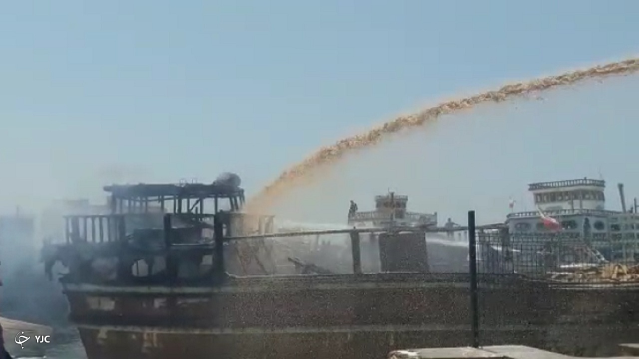 آتش‌سوزی یک فروند لنج باری در گناوه یک مصدوم برجاگذاشت + فیلم