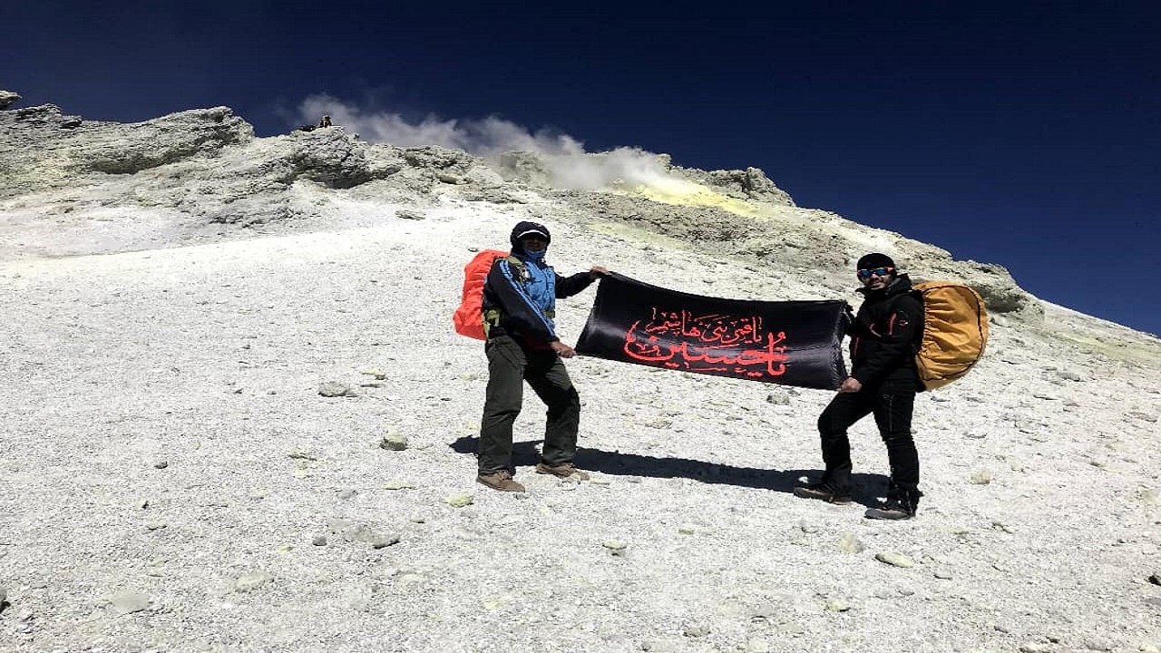 کوهنورد  خرمشهری پنجمین فتح قله دماوند خود را تقدیم کادر درمان کرد