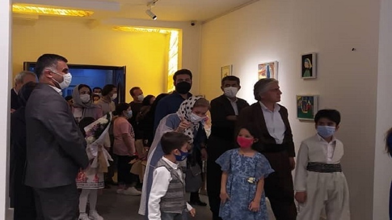 رویا‌های رنگی کودکان بر روی دیوار گالری سینما بهمن سنندج