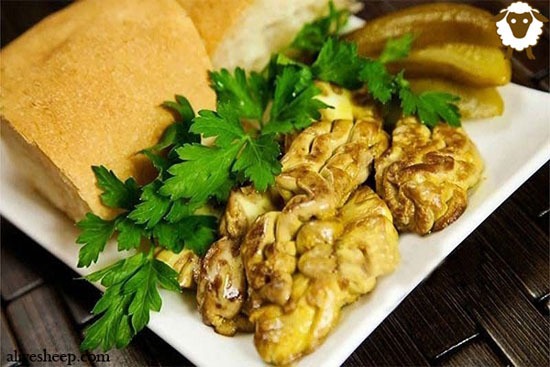 عجیب‌ترین شغل‌های جهان از هل دادن مسافر در مترو تا شغل بو کردن دئودورانت