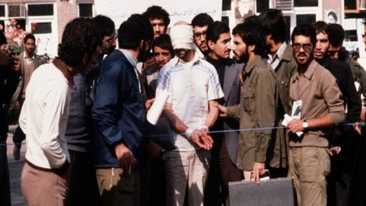 ناگفته‌هایی از اولین دستگیری جاسوسان آمریکایی در اصفهان/ از محاصره هواپیمای آمریکایی‌ها تا خلع سلاح با یک تکه چوب!