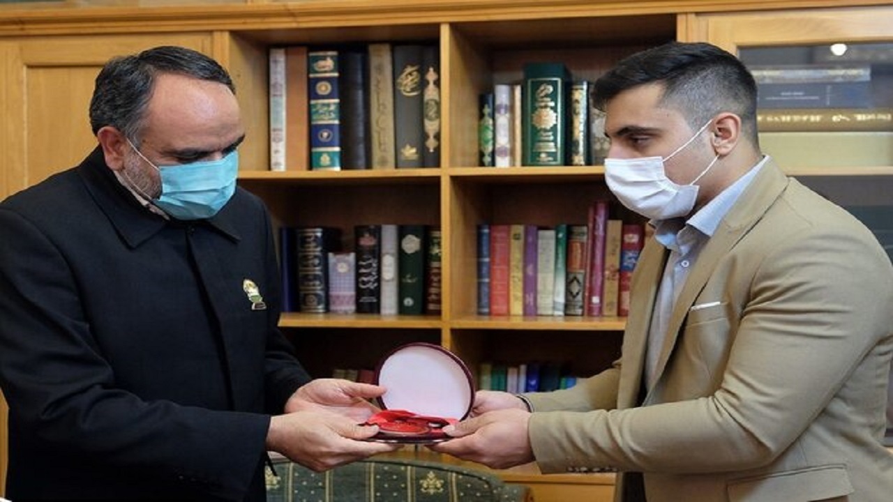 اهدای مدال طلای قهرمان وزنه‌برداری کشور به موزه آستان قدس رضوی