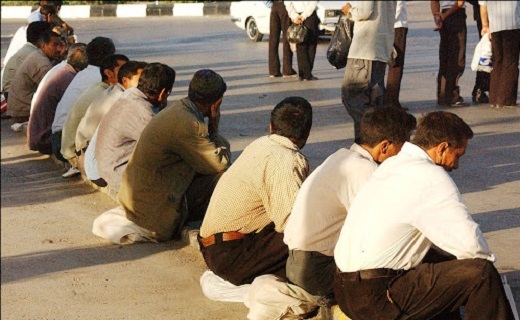 کارگران ساختمانی در بیرجند از صبح تا غروب بر سر گذر می‌ایستند تا کاری پیدا کنند و نانی بر سر سفره ببرند