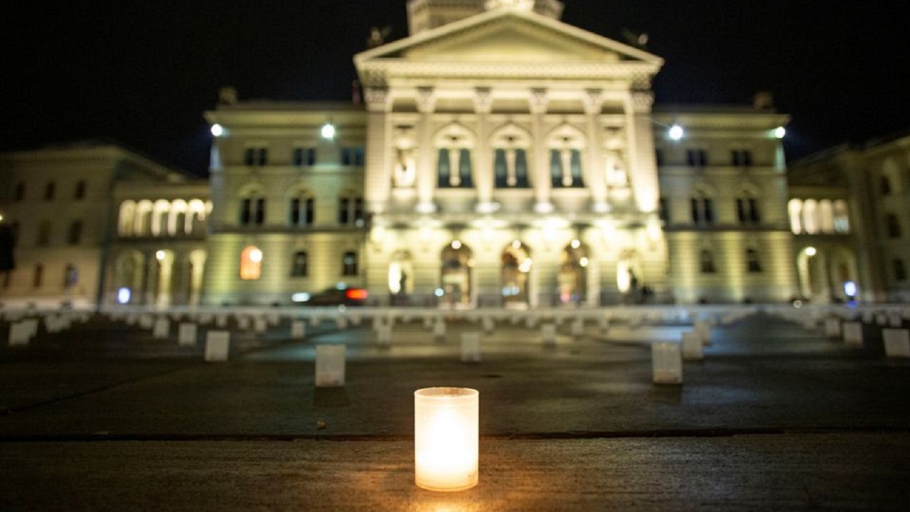 ۱۱ هزار شمع در سوگ قربانیان کرونا مقابل پارلمان سوئیس روشن شد + تصاویر