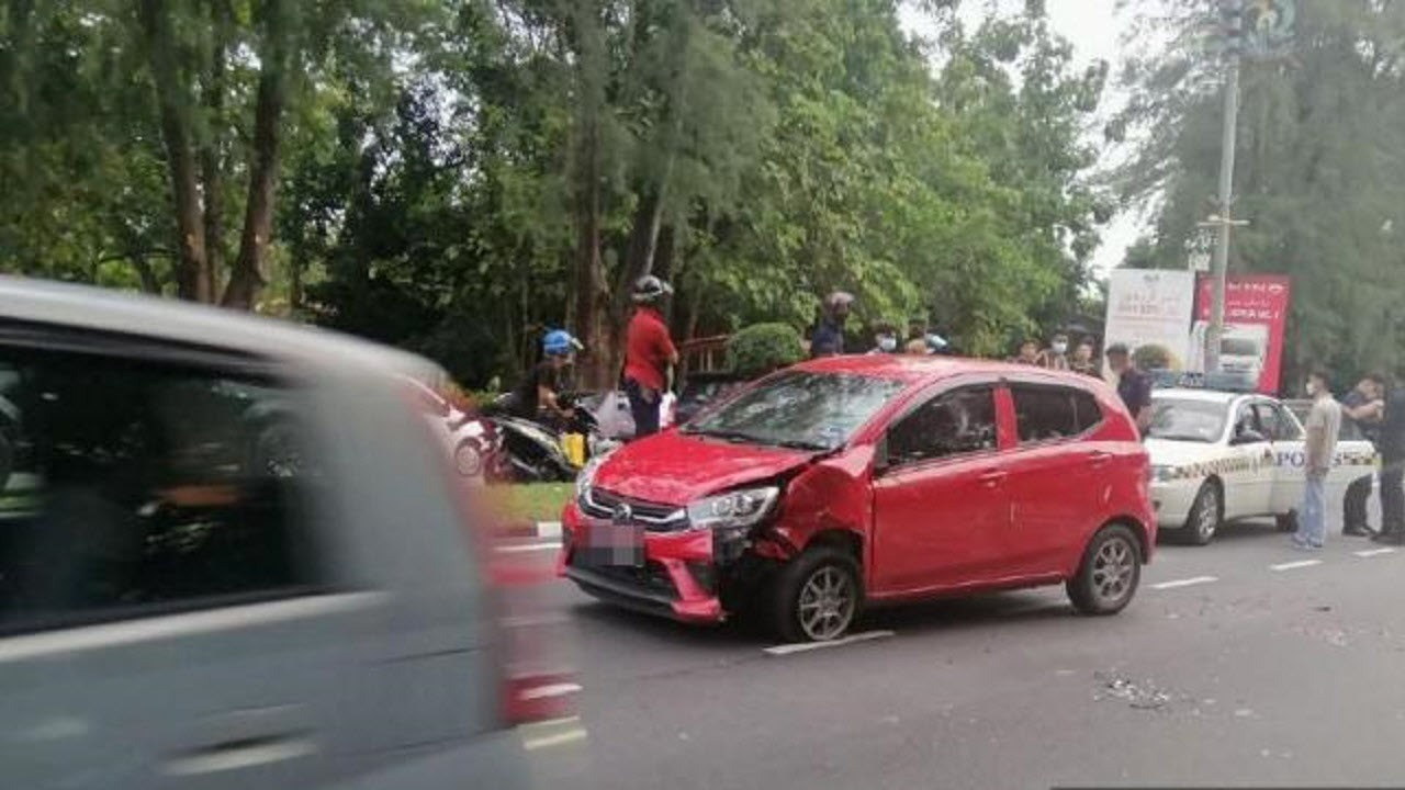 تصادف با هفت خودرو با عبور از چراغ قرمز+ فیلم